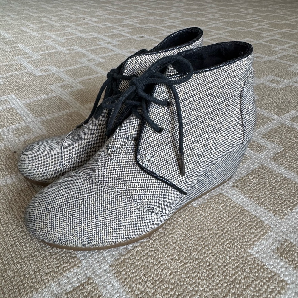 TOMS Wedge Ankle Booties Lace Up Tweed Black Cream Size 7 - Picture 5 of 10